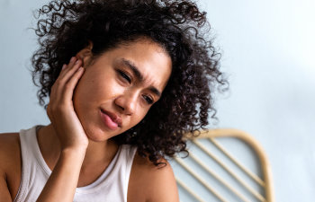 woman with jaw or tooth pain